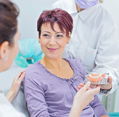 mujer en el dentista