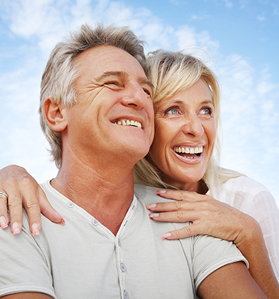 pareja feliz sonriendo